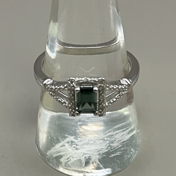 Jewelry - Sophisticated Green Emerald and Sterling Silver Ring with Emerald-Cut Gemstone
